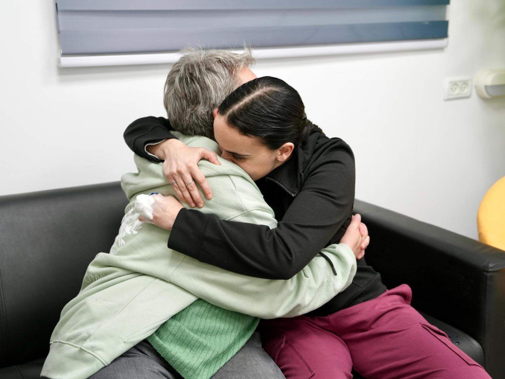 El emotivo reencuentro de las rehenes liberadas con las madres: "Después de 471 días, están en casa"