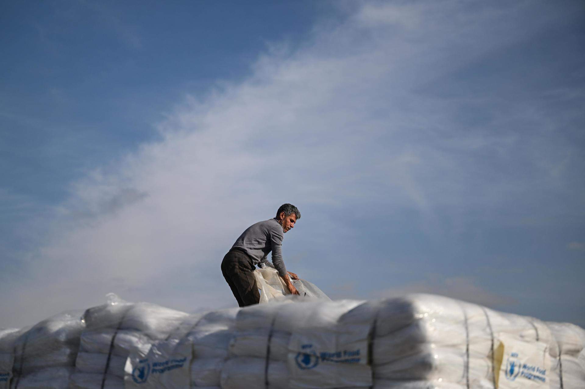 Más de 600 camiones de ayuda humanitaria entran en Gaza el primer día del alto el fuego