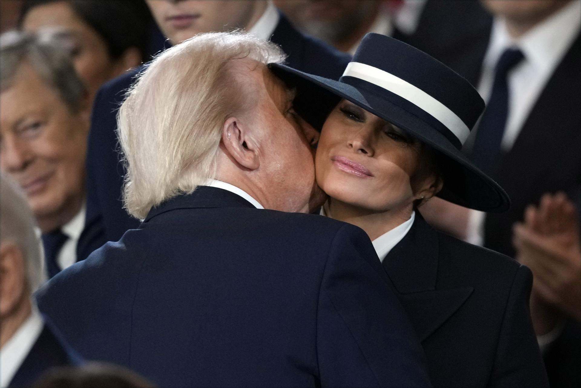 El beso 'no beso' de Trump a Melania: el momento más viral de la investidura