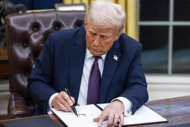 decrets signats donald Trump primer dia. EFE