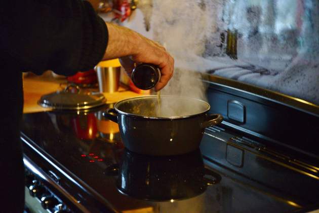 Persona cocinar cuina fogons / Foto: Unsplash