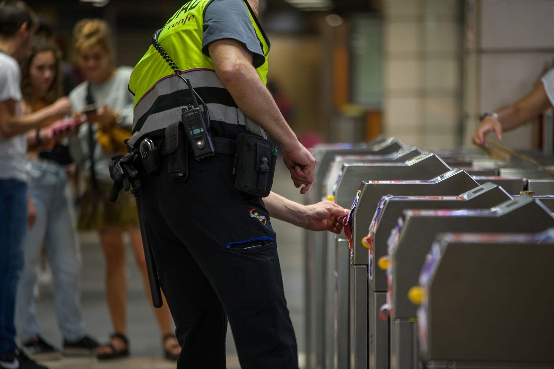 Convoquen els vigilants del Metro a una vaga per denunciar l'agressió a un guàrdia que ha perdut un ull