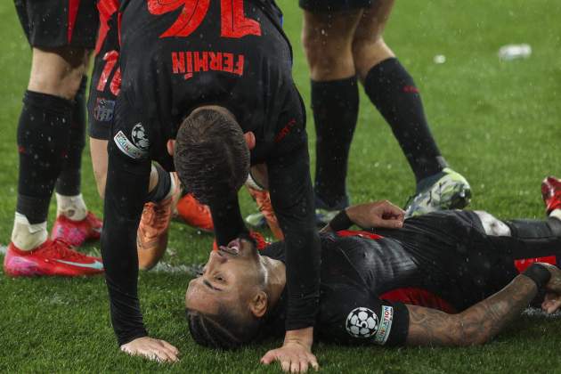 Raphinha celebra el gol de la remuntada del Barça contra el Benfica / Foto: EFE