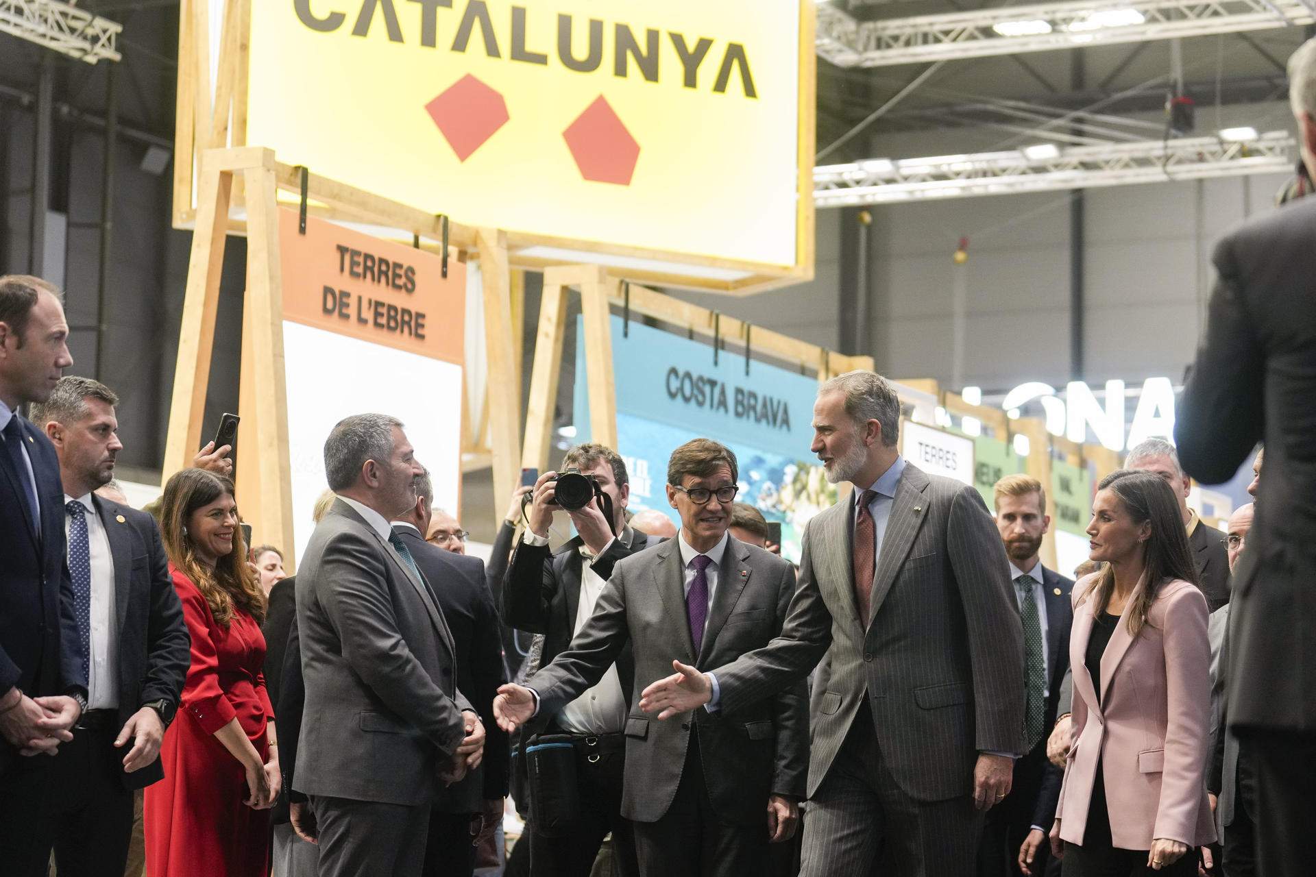 Illa es converteix del bracet de Felip VI en el primer president de la Generalitat que visita FITUR