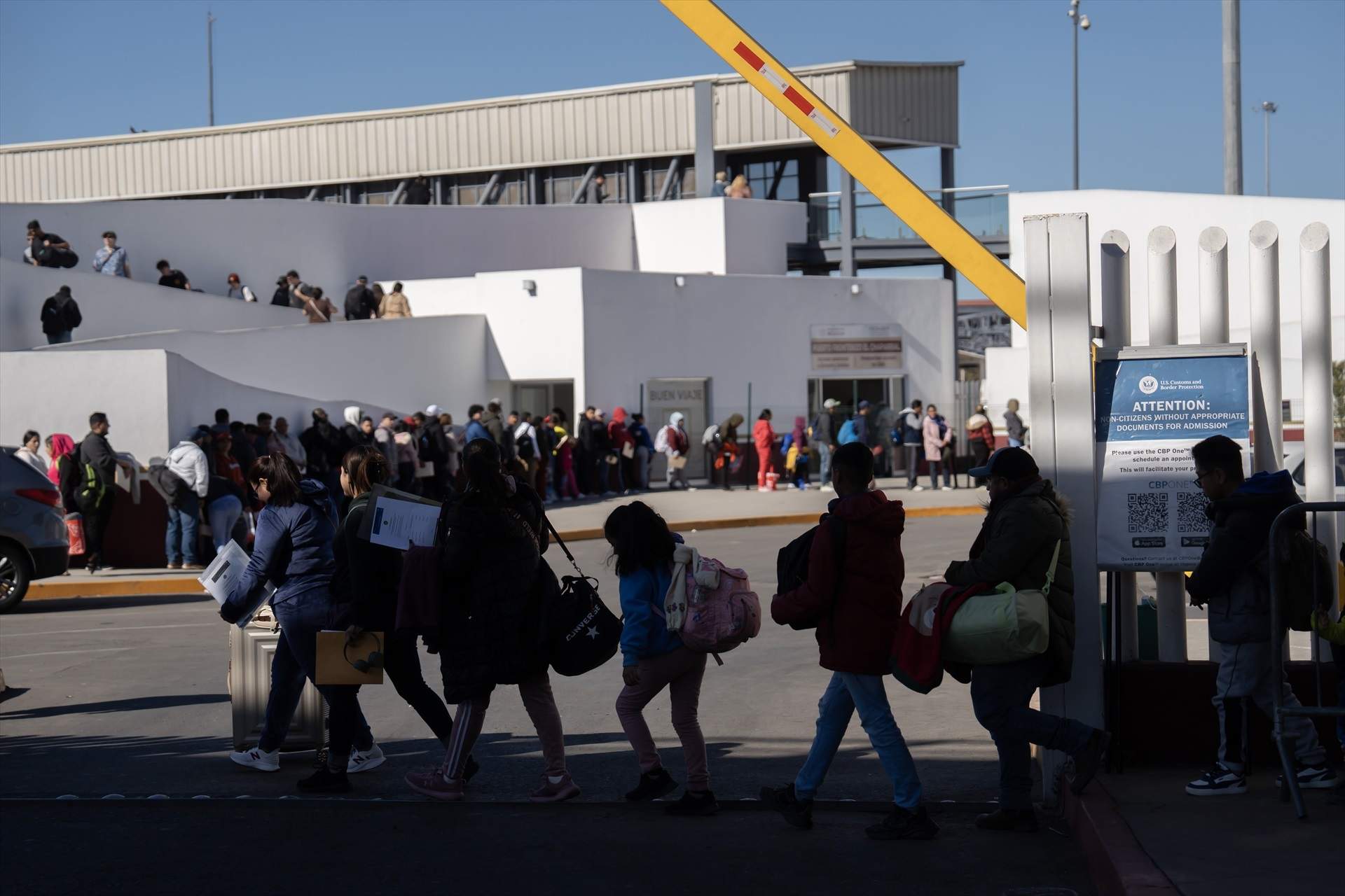 Trump despliega miles de tropas en la frontera con México, primer paso del plan para detener la "invasión"