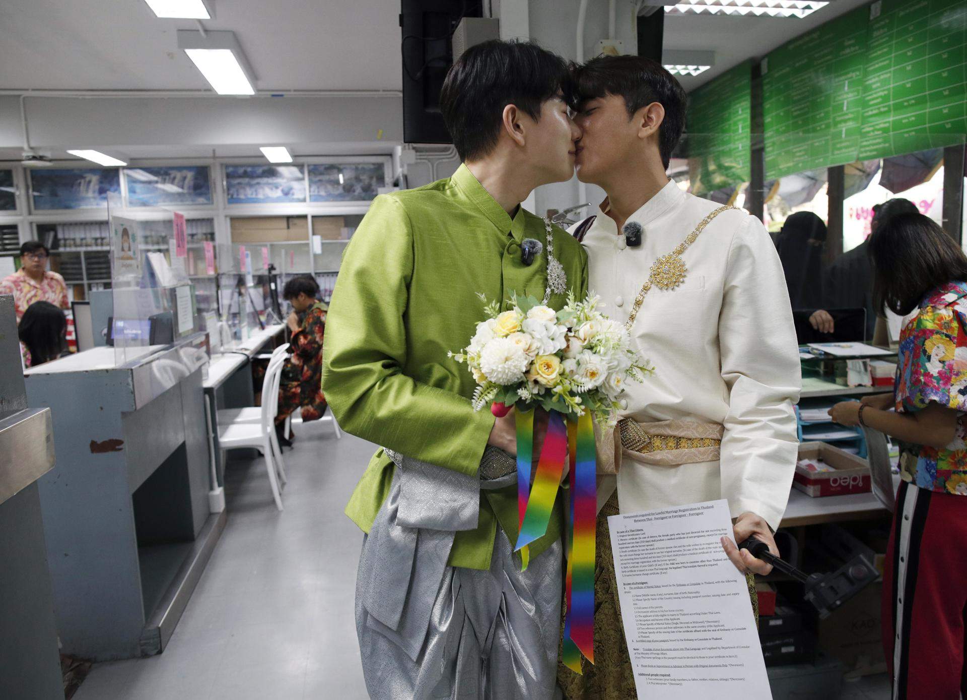 El matrimonio homosexual entra en vigor en Tailandia con una boda colectiva de 300 parejas