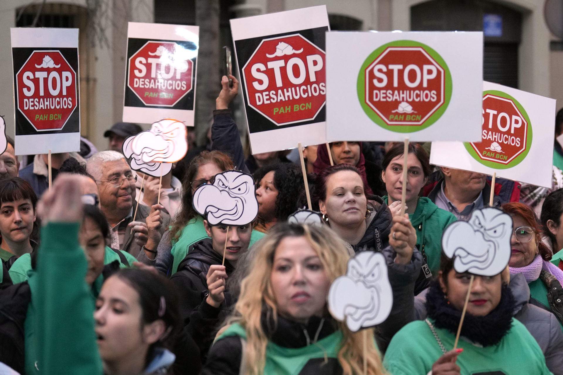 Un centenar de personas protesta ante la sede de Junts por su 'no' al decreto ómnibus