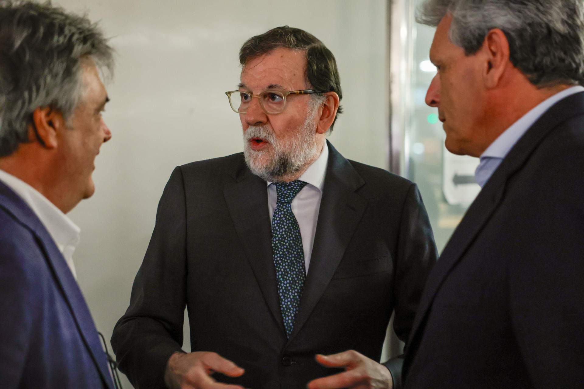 Rajoy reaparece e insta a Pedro Sánchez a convocar elecciones: "Toca disolver y no pasa nada"