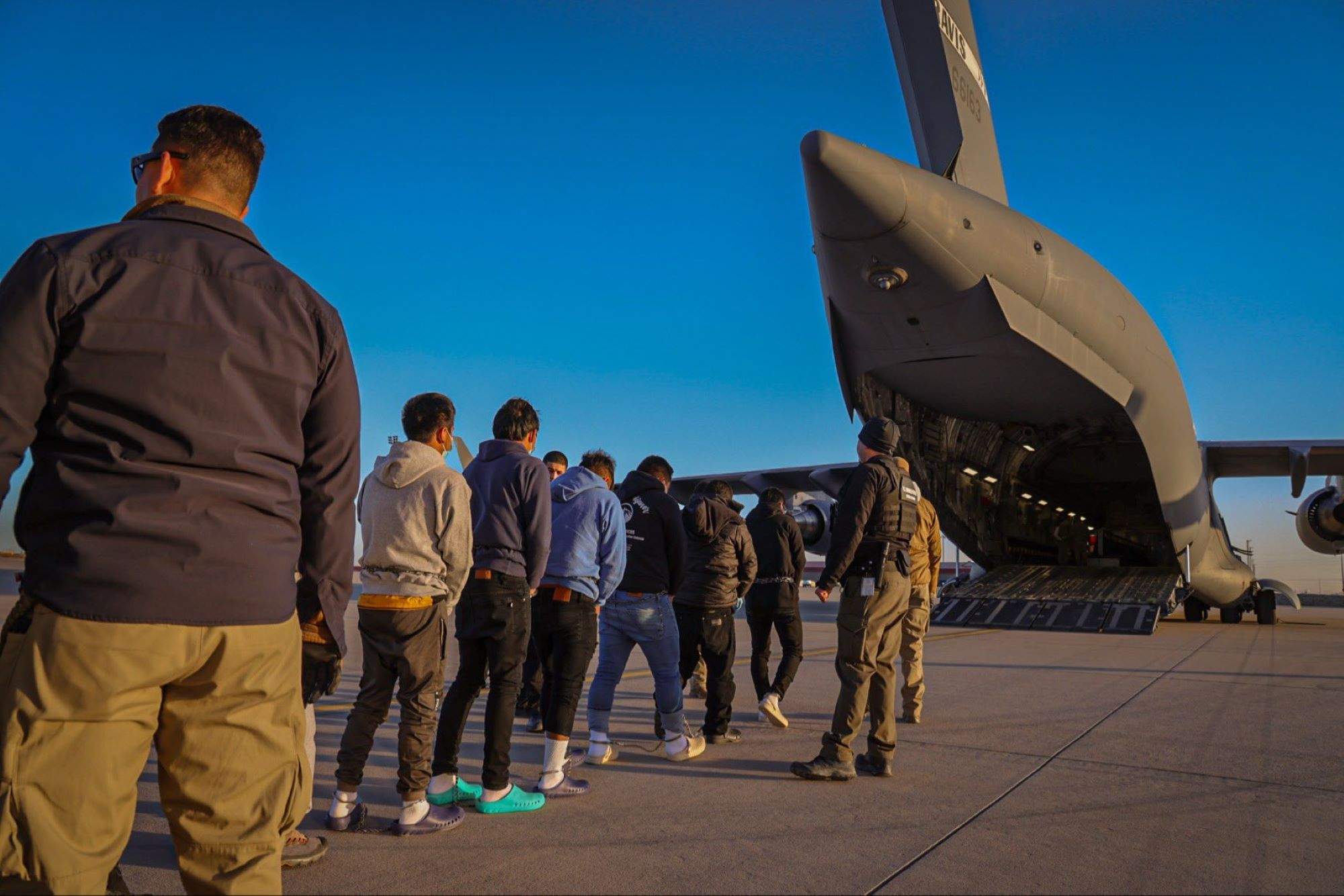 La Casa Blanca exhibeix els primers vols amb migrants deportats que havia promès Trump