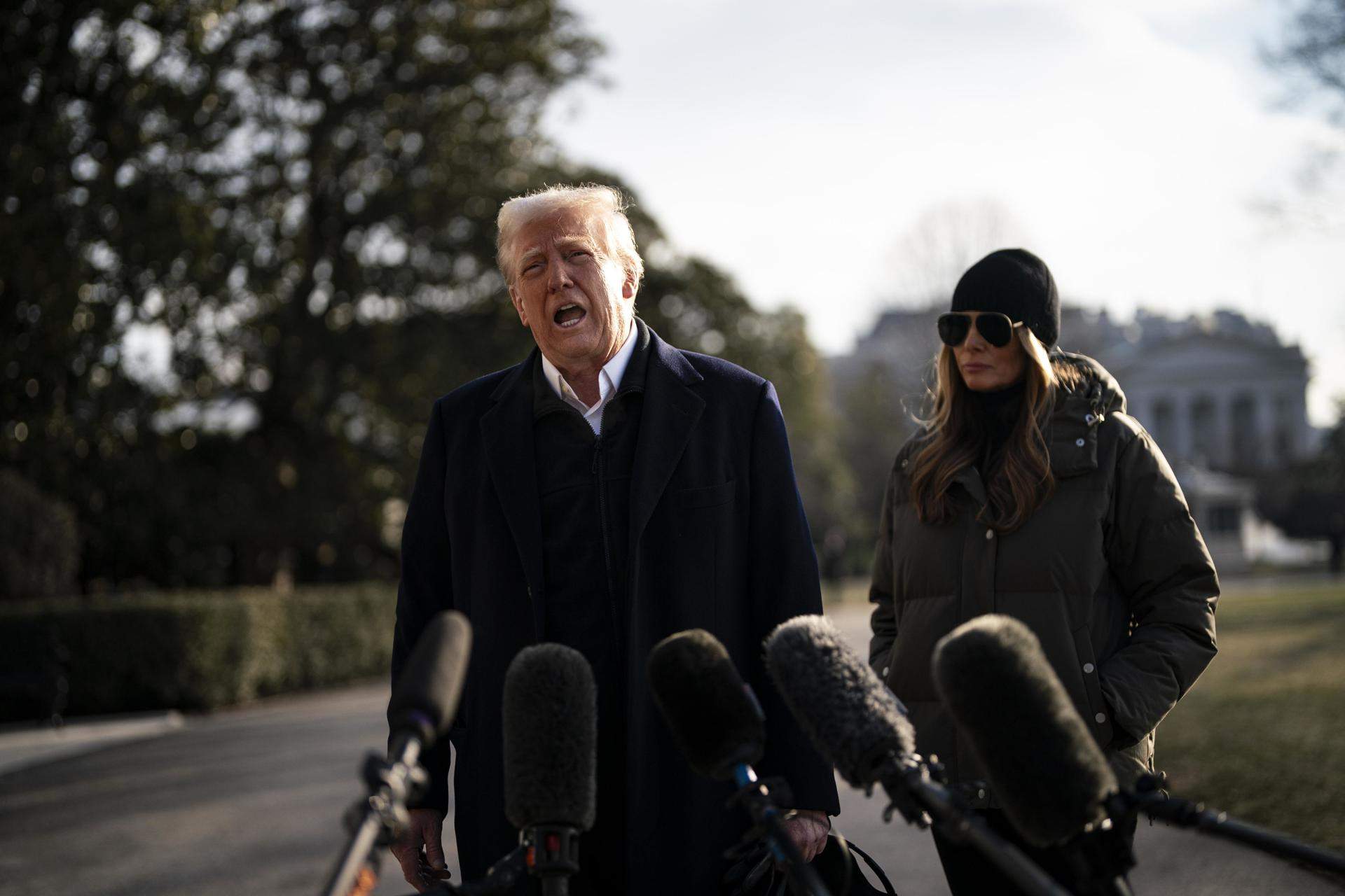 Trump amenaza con eliminar la agencia federal de emergencias en medio de una visita a Los Ángeles