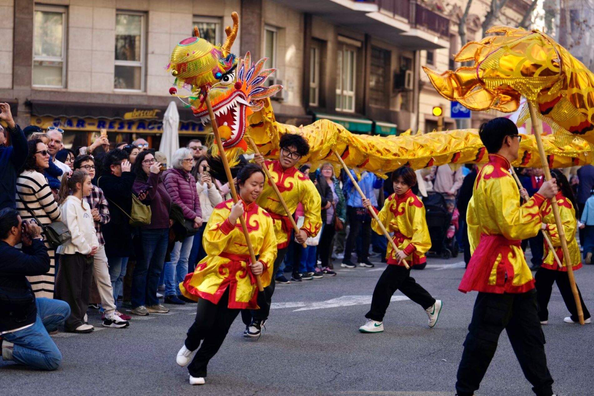 Color, tradició i alegria: Barcelona dona la benvinguda a l'Any Nou Xinès