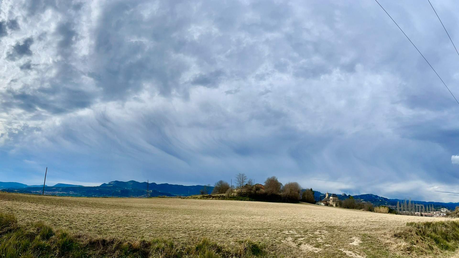 Un nuevo frente traerá nubes, viento intenso y algunas precipitaciones en Catalunya