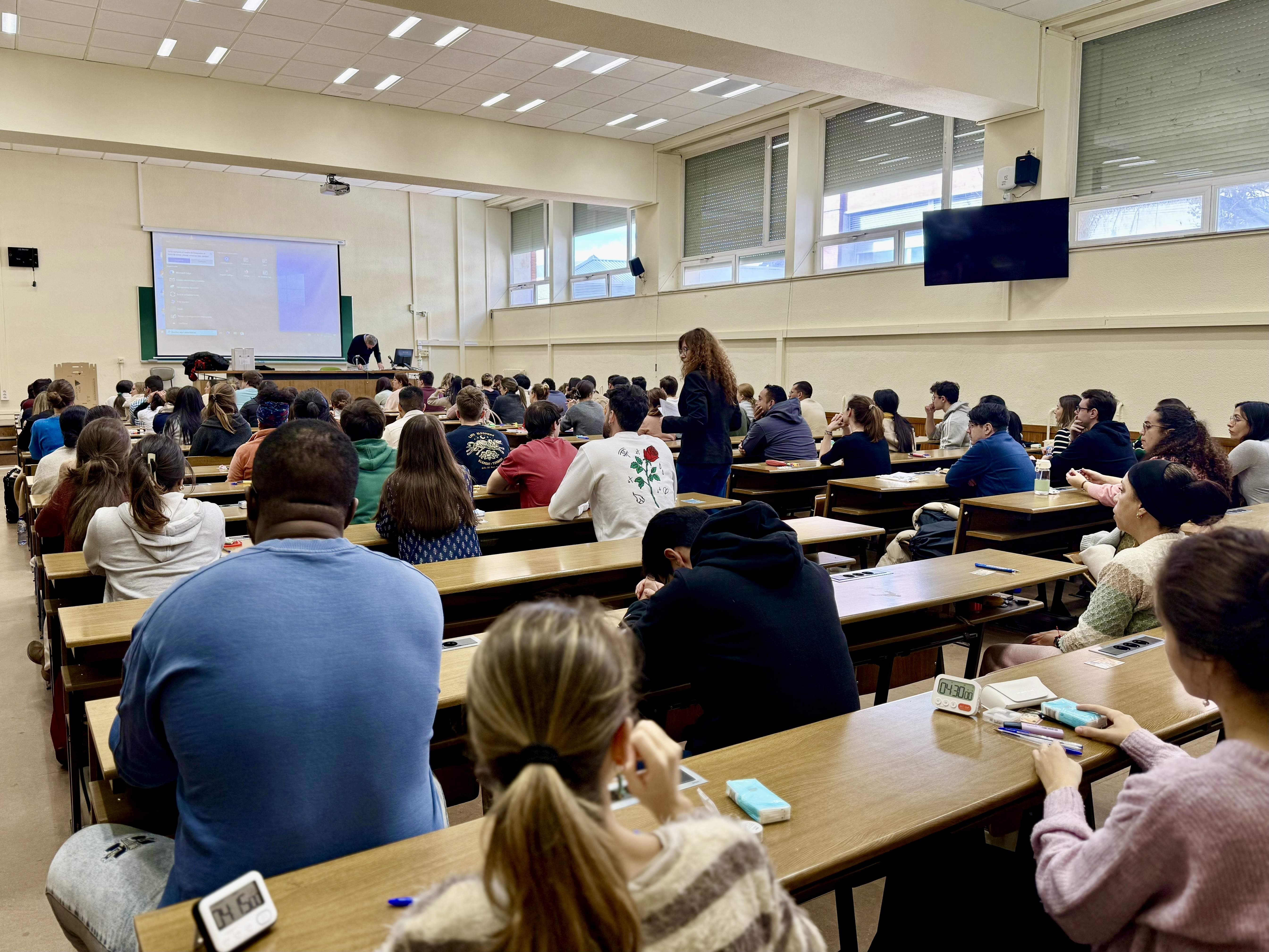 Més de 3.500 persones s'examinen a Barcelona i Girona del MIR 2025