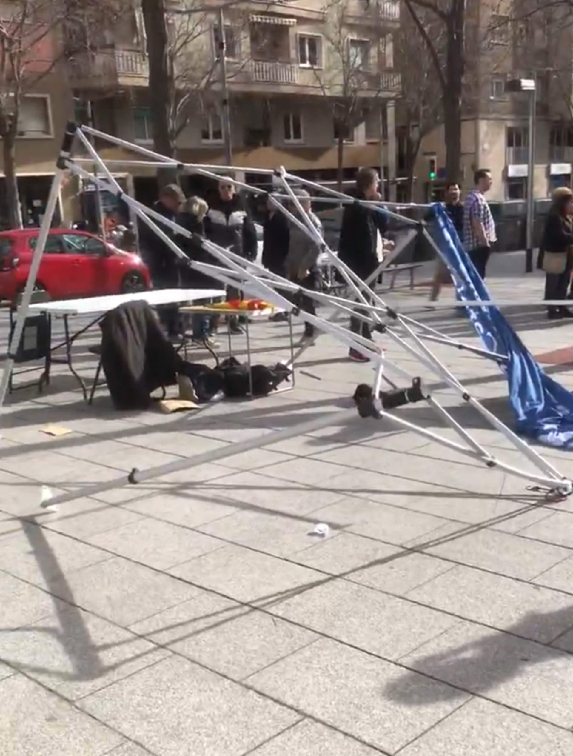 Arran Les Corts reivindica la destrossa de la carpa d'Aliança Catalana a Barcelona