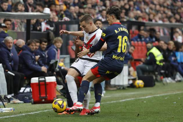 Francés defensa durant el Rayo Vallecano - Girona / Foto: EFE