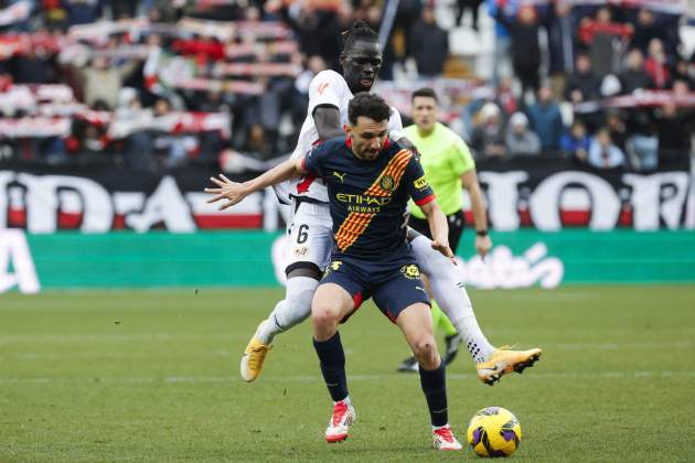 Iván Martín protege la pelota durante el Rayo Vallecano - Girona / Foto: EFE