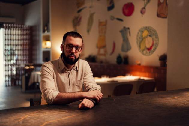 Àngel Esteve a la barra del restaurant Sisè a Lleida Foto Marc Barahona