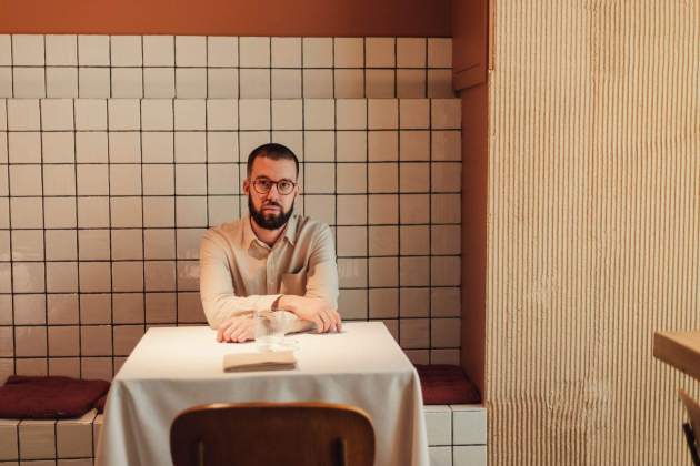 Àngel Esteve en una taula del restaurant Sisè a Lleida Foto Marc Barahona