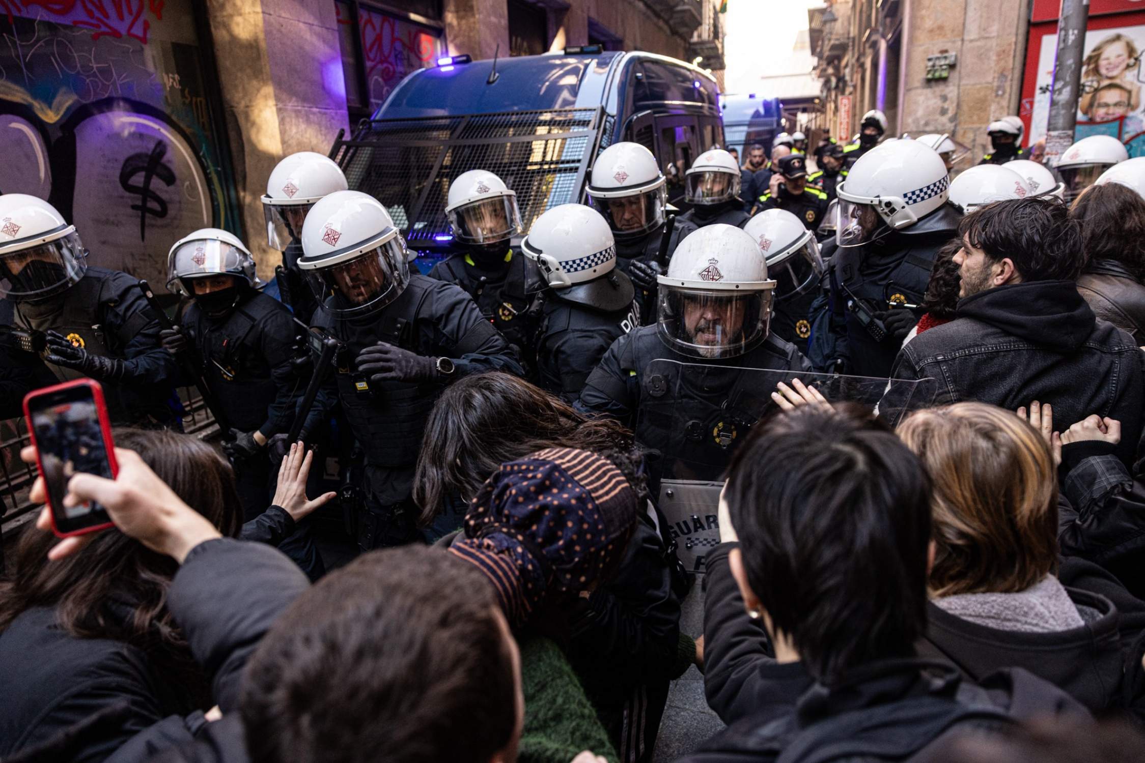 La Guàrdia Urbana entra a l'Antiga Massana, al centre de Barcelona, i recupera l'espai ocupat