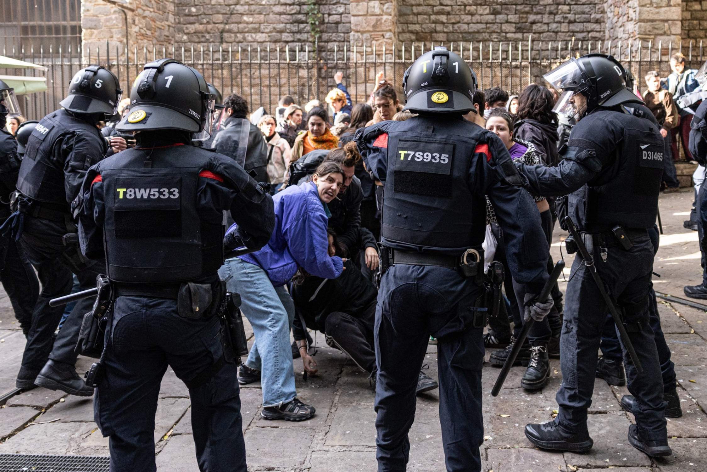 Càrregues dels Mossos i de la Guàrdia Urbana i cinc detinguts en el desallotjament de l'Antiga Massana