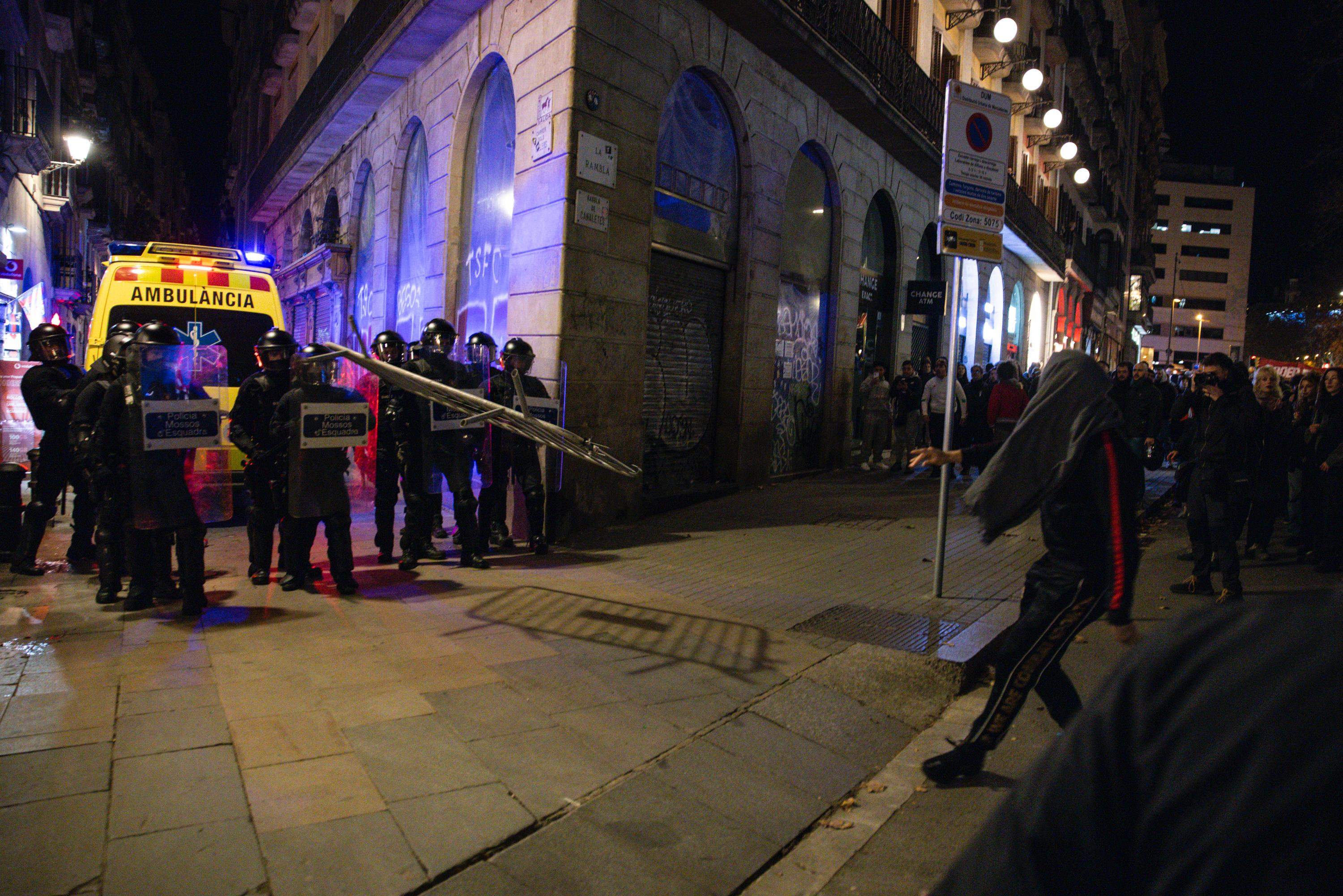 Càrregues dels Mossos en la protesta nocturna contra el desallotjament de l'Antiga Massana a Barcelona