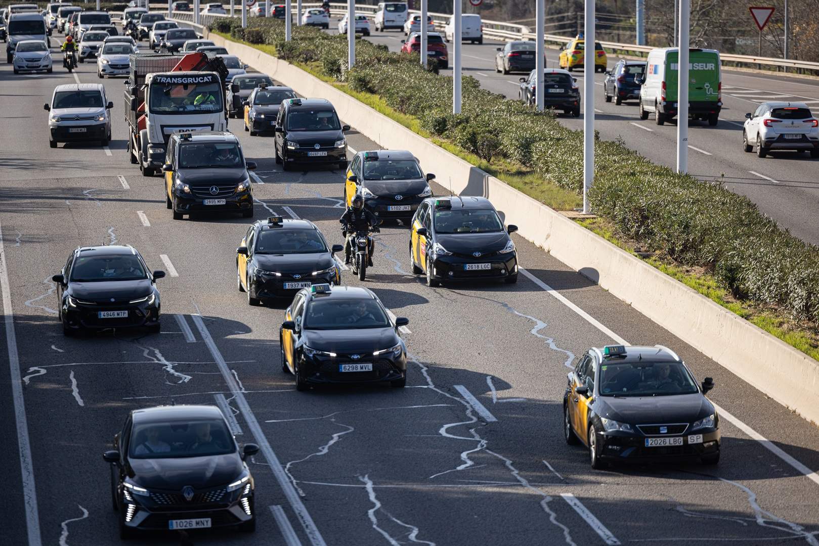 La marcha lenta de los taxis colapsa las rondas de Barcelona