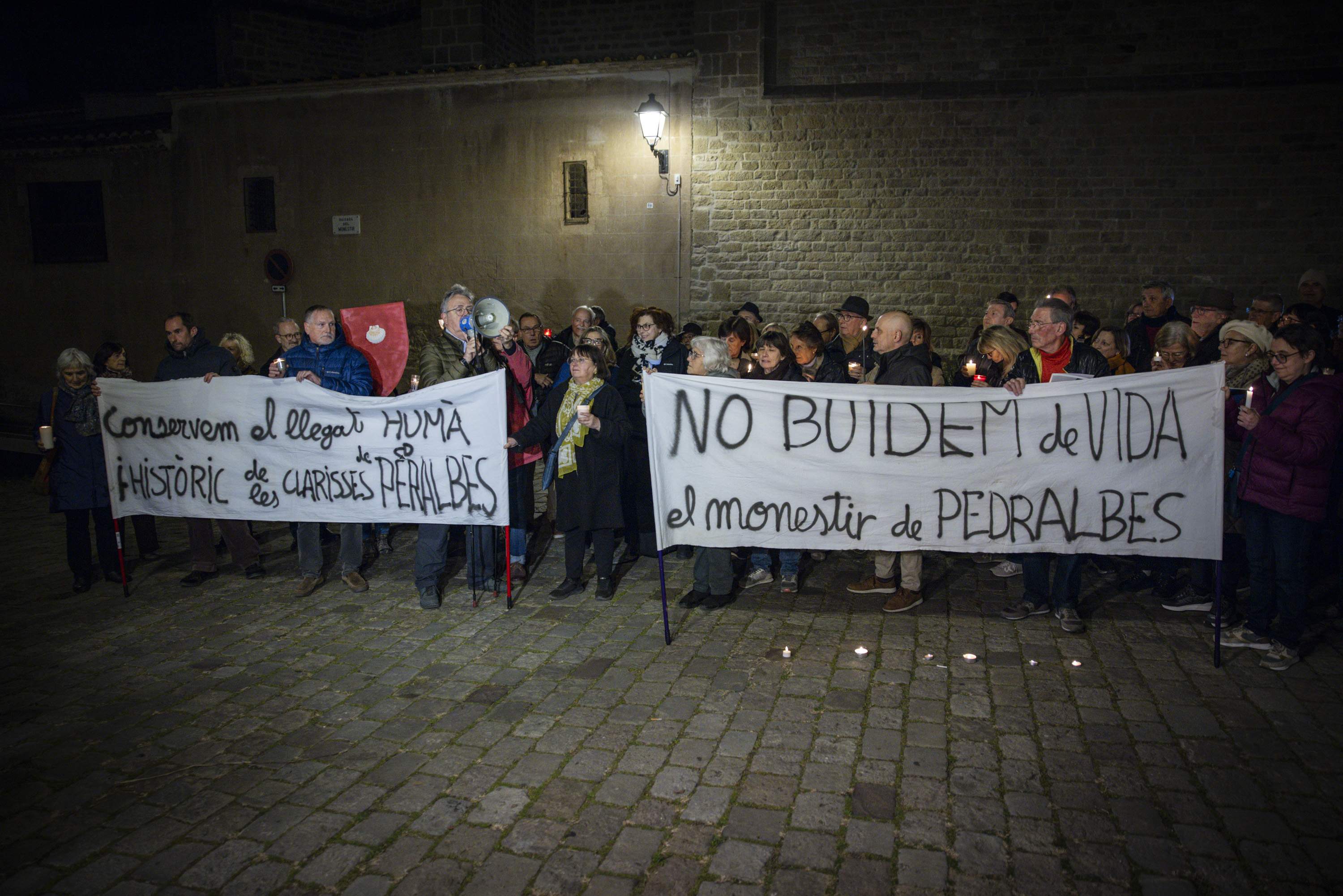 Clam de suport a les monges de Pedralbes entre crítiques a la responsable de les clarisses