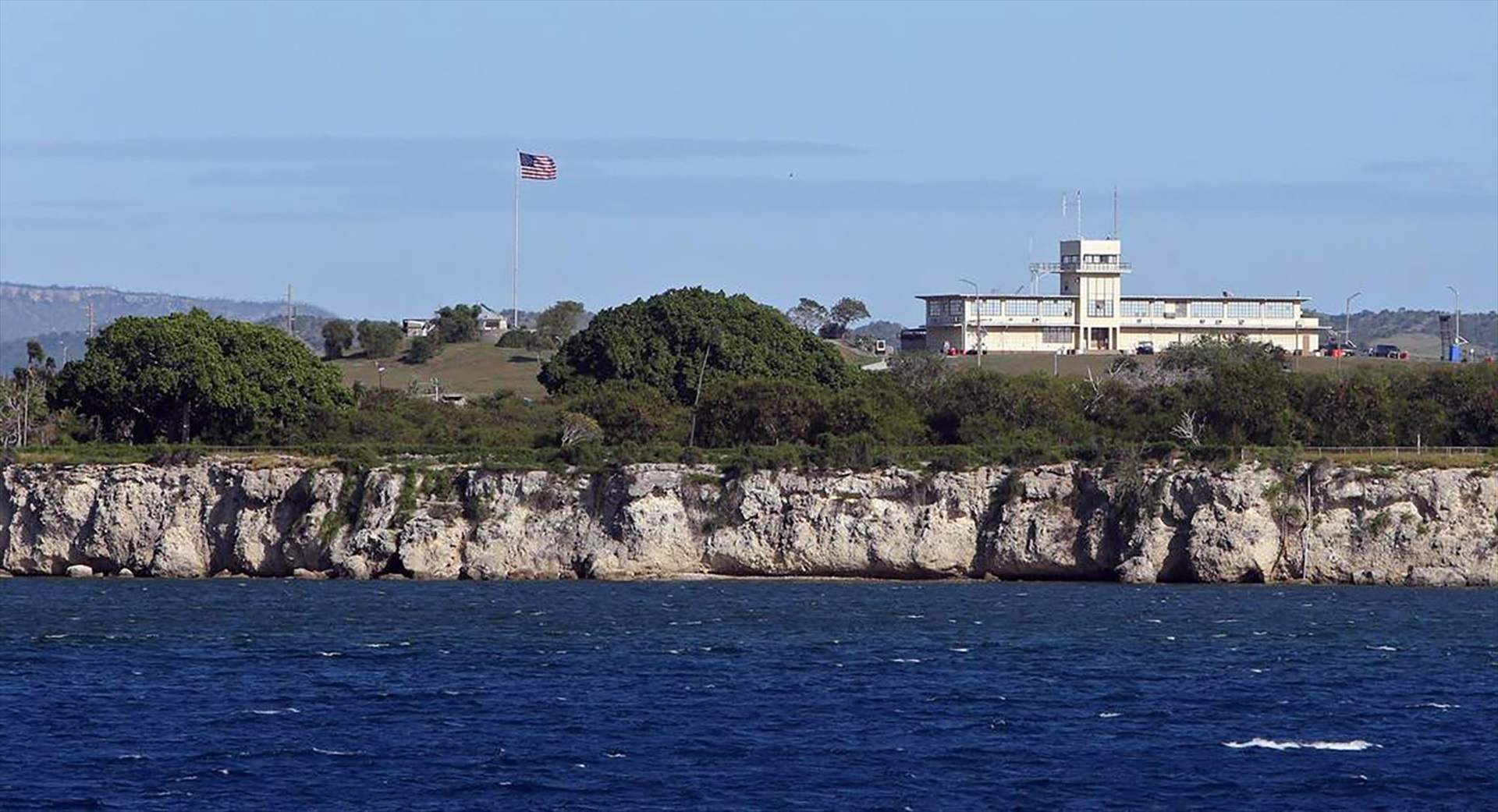 Trump firmará una orden para encerrar a los inmigrantes irregulares en la base de Guantánamo