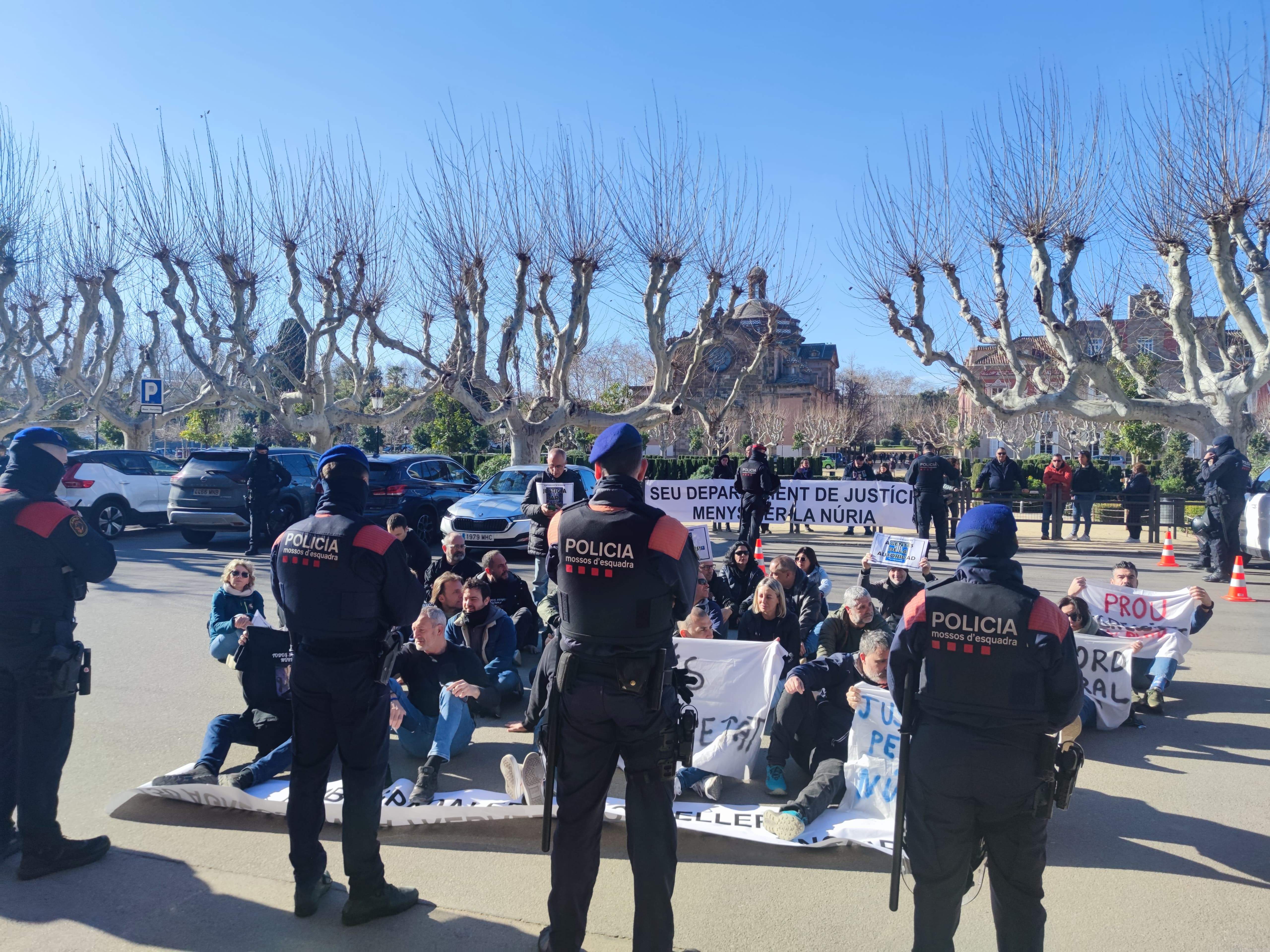 Treballadors de presons de Catalunya, farts de les agressions, bloquegen l'entrada al Parlament