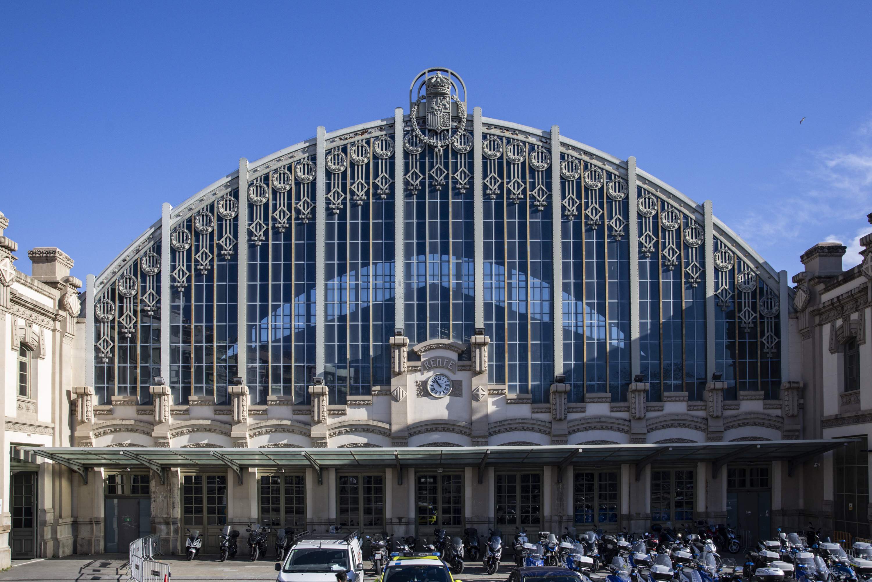 Una estación 'secesionista', un miró monumental y otros atractivos de l'Eixample