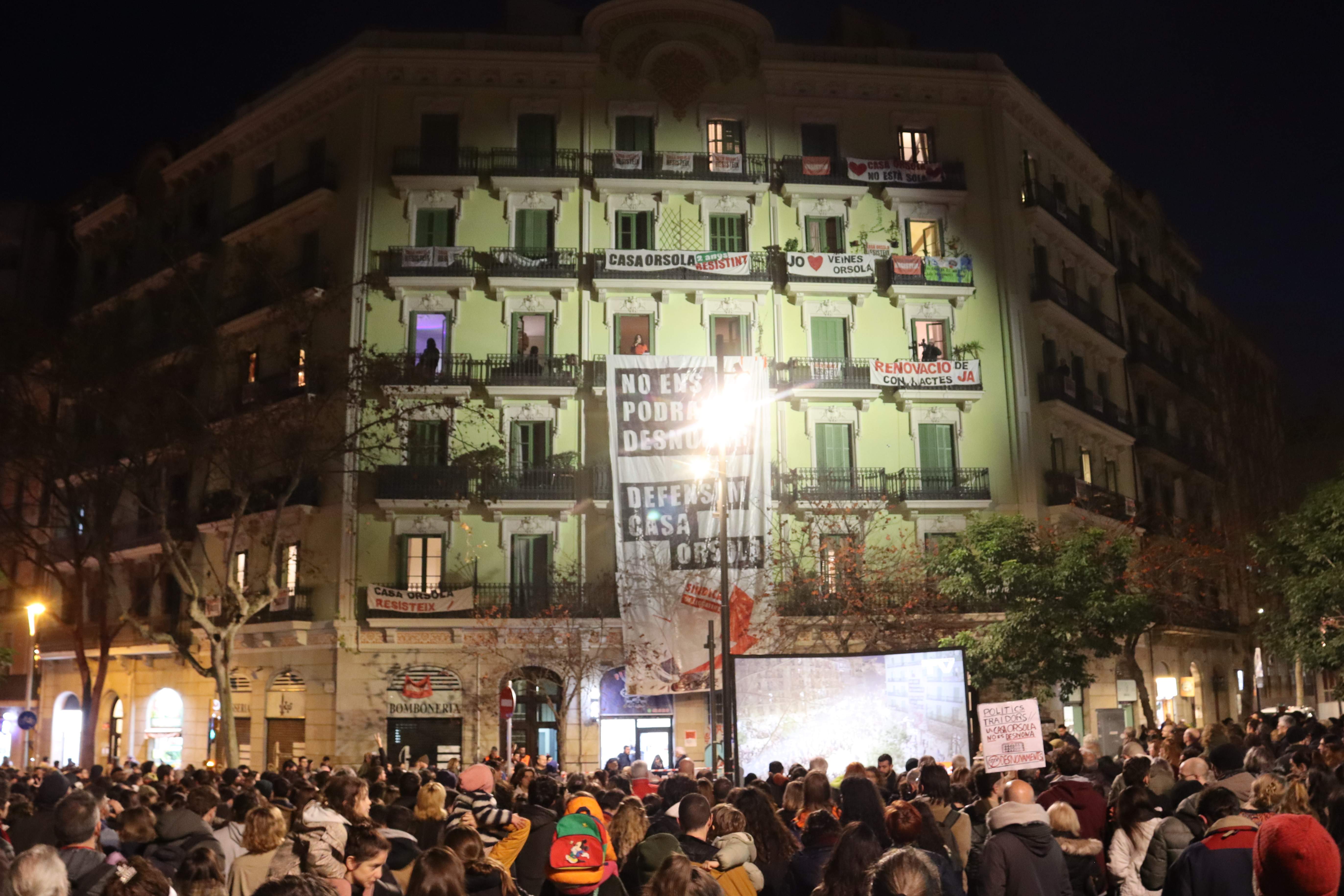 Un miler de persones protesten contra el desallotjament previst a la Casa Orsola de Barcelona