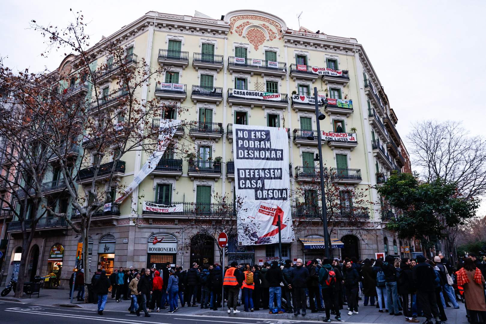 Concentració per fer impossible el desallotjament del primer veí de Casa Orsola, al centre de Barcelona