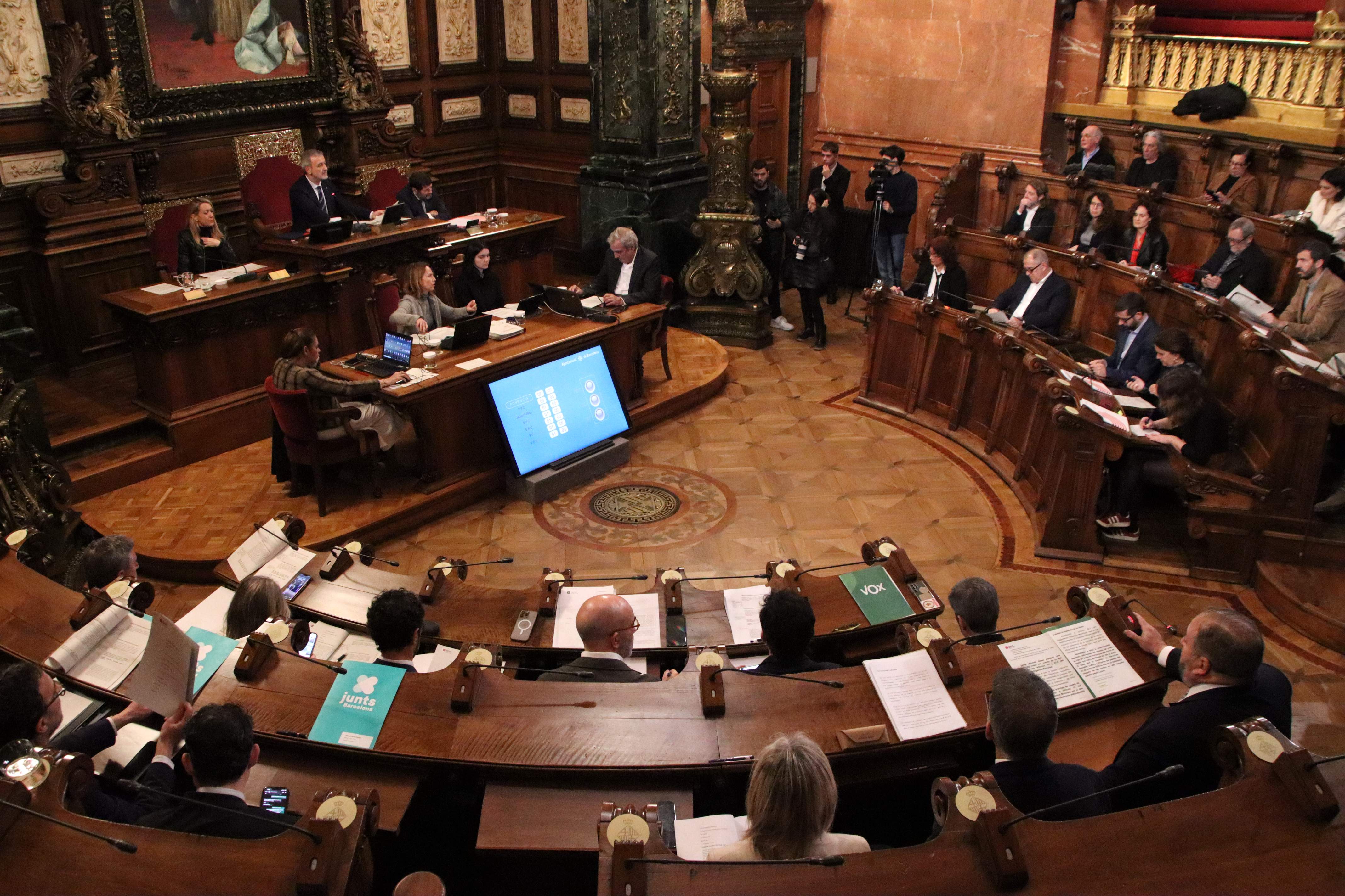 Junts lidera una nueva reprobación a Collboni, que sale adelante con votos de comunes y PP