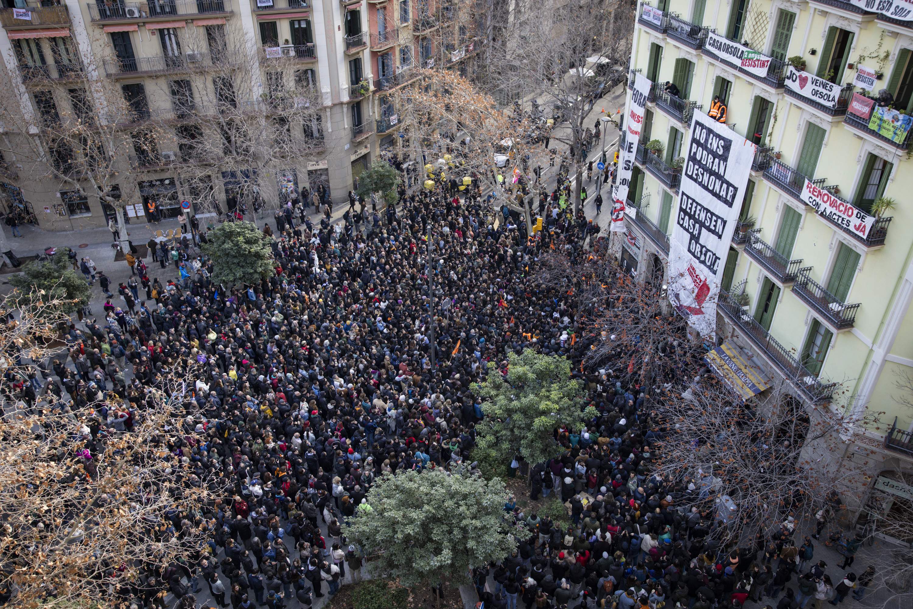 La movilización ante la Casa Orsola impide el primer intento de desalojo de uno de los vecinos