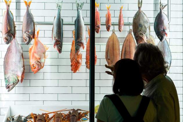 Pescados|Peces patas arriba|boca abajo en la sala del restaurante Kresala