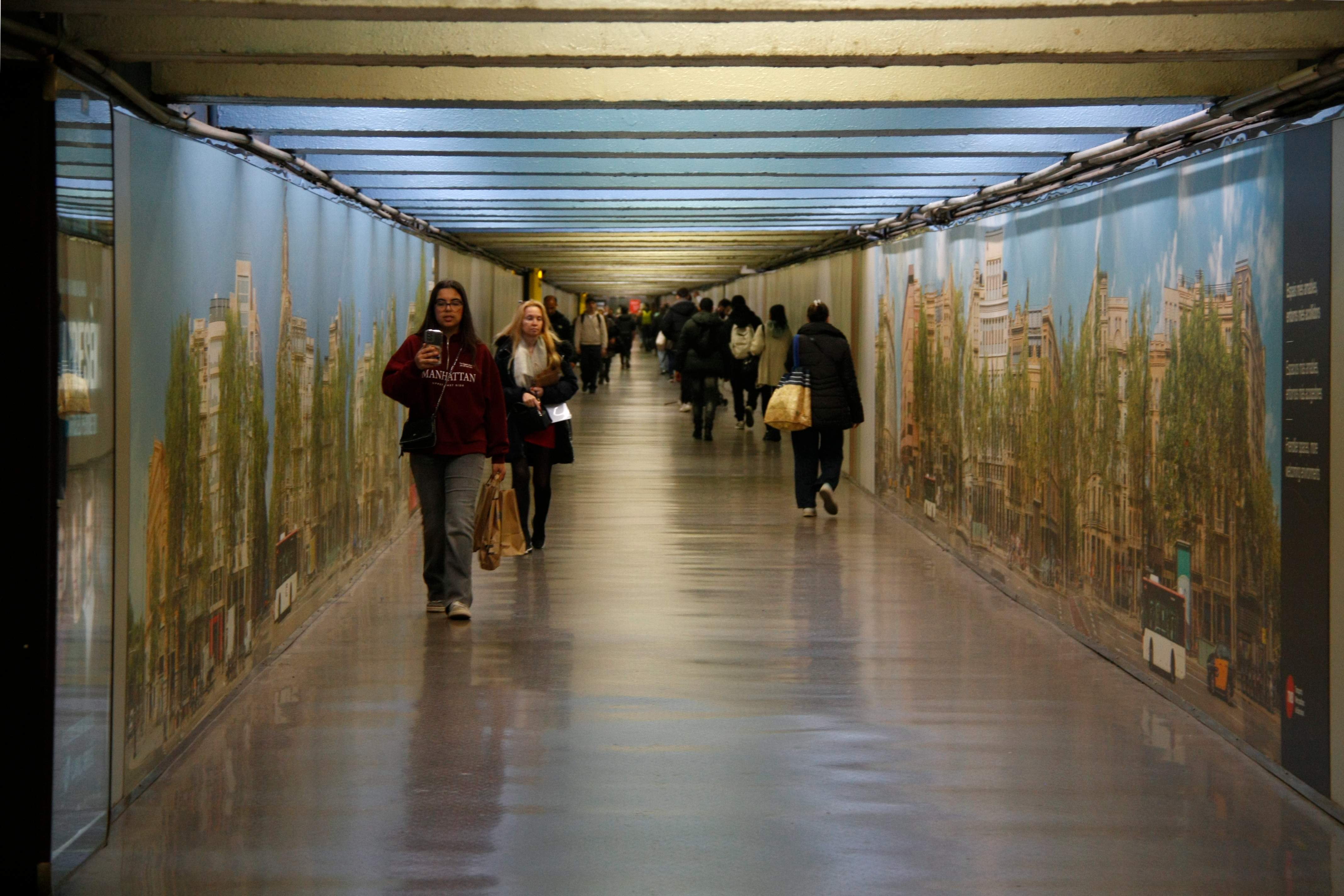 El passadís del Metro de Passeig de Gràcia: per què és tan llarg i quines alternatives (oblidades) hi ha?