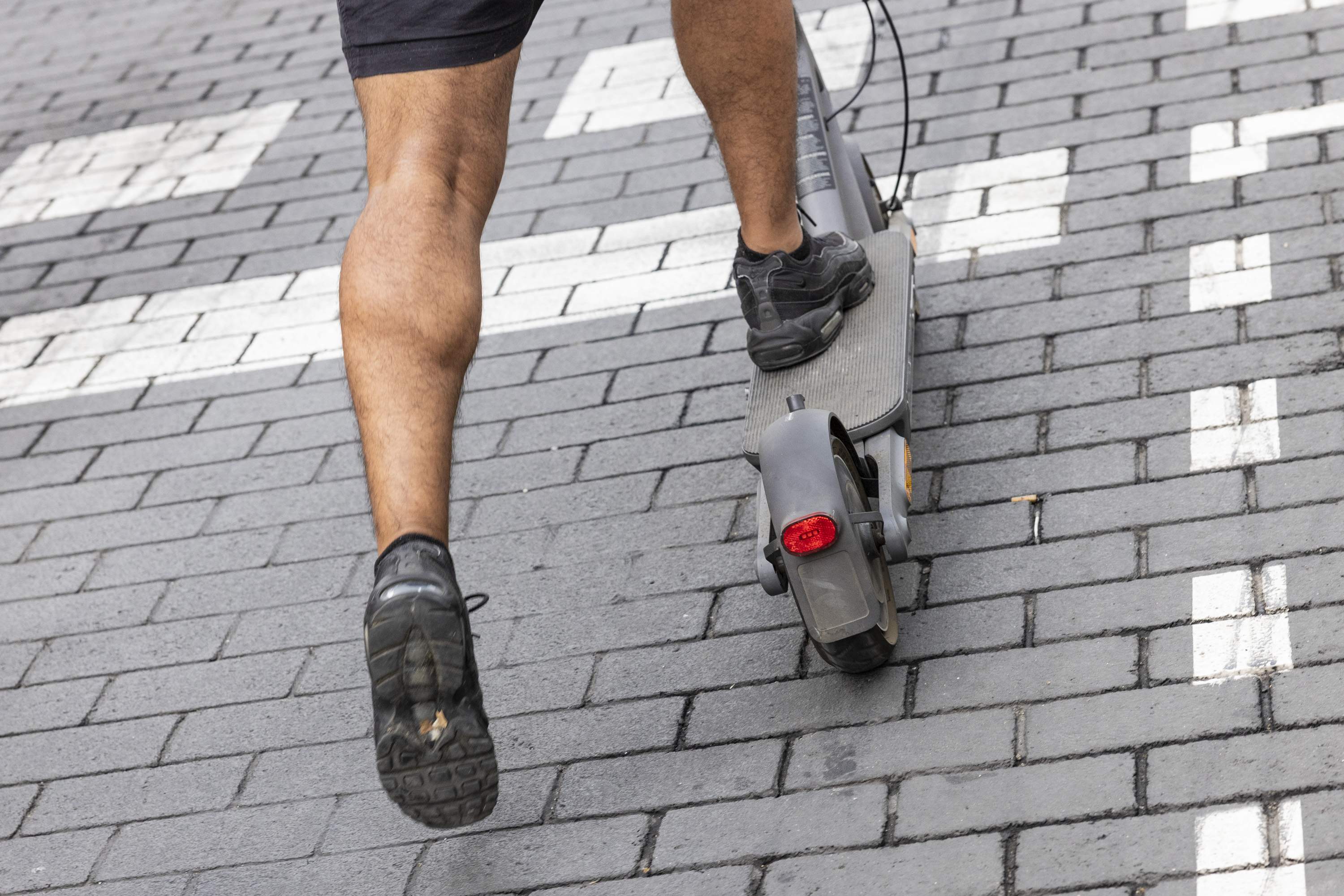 La Guàrdia Urbana de Barcelona ya puede multar para conducir patinete eléctrico sin casco