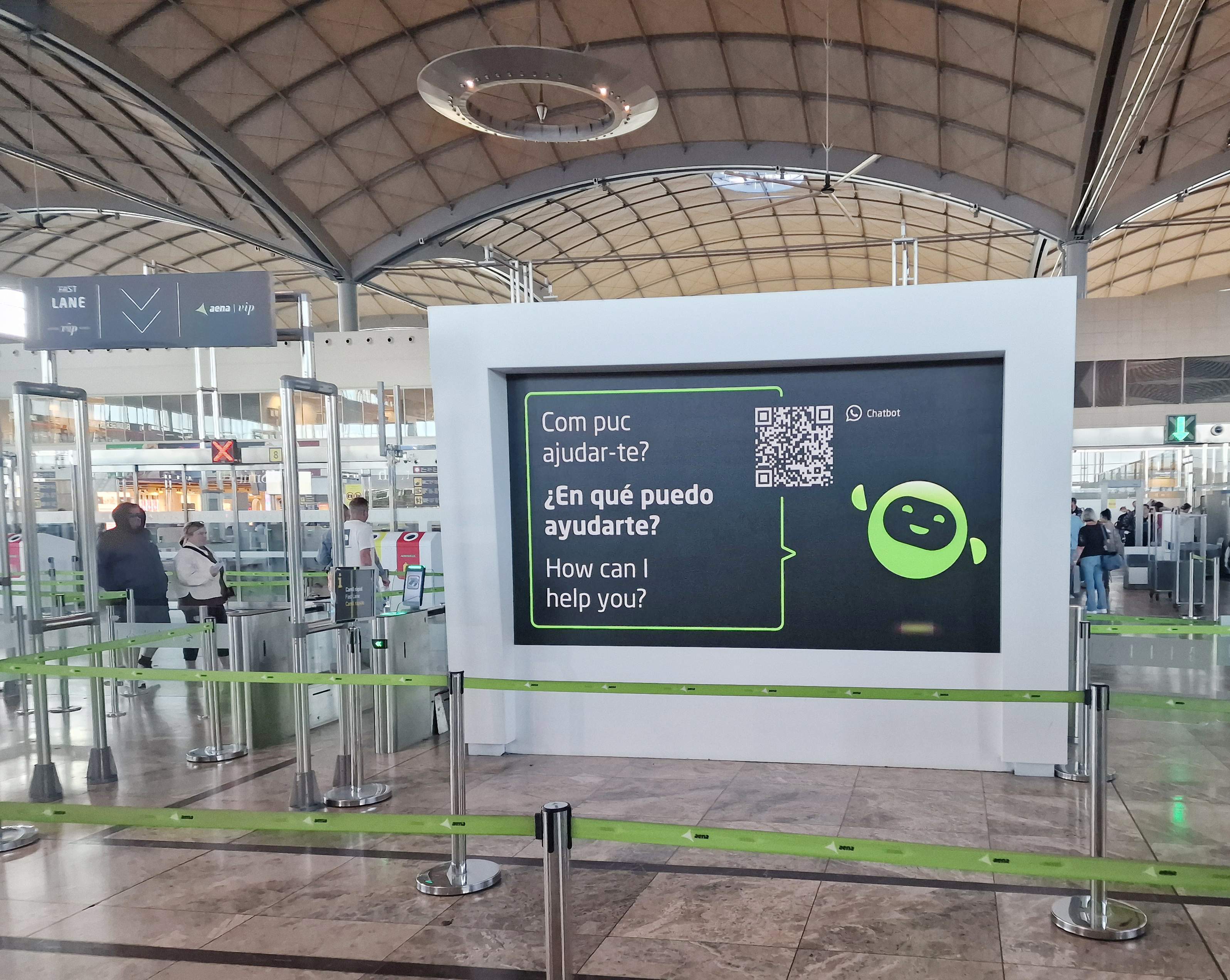 Servicio de chatbot en el aeropuerto de Alicante. EP