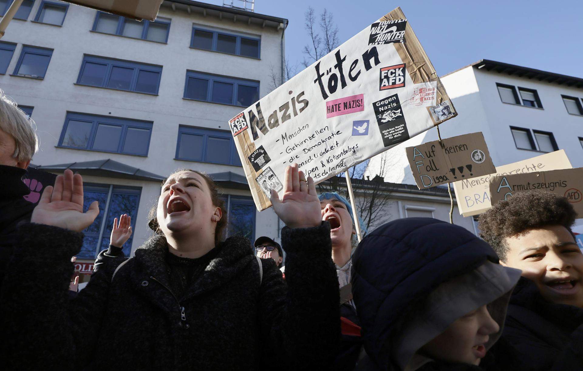 Desenes de milers de persones protesten a Alemanya contra l'aliança de la CDU i AfD