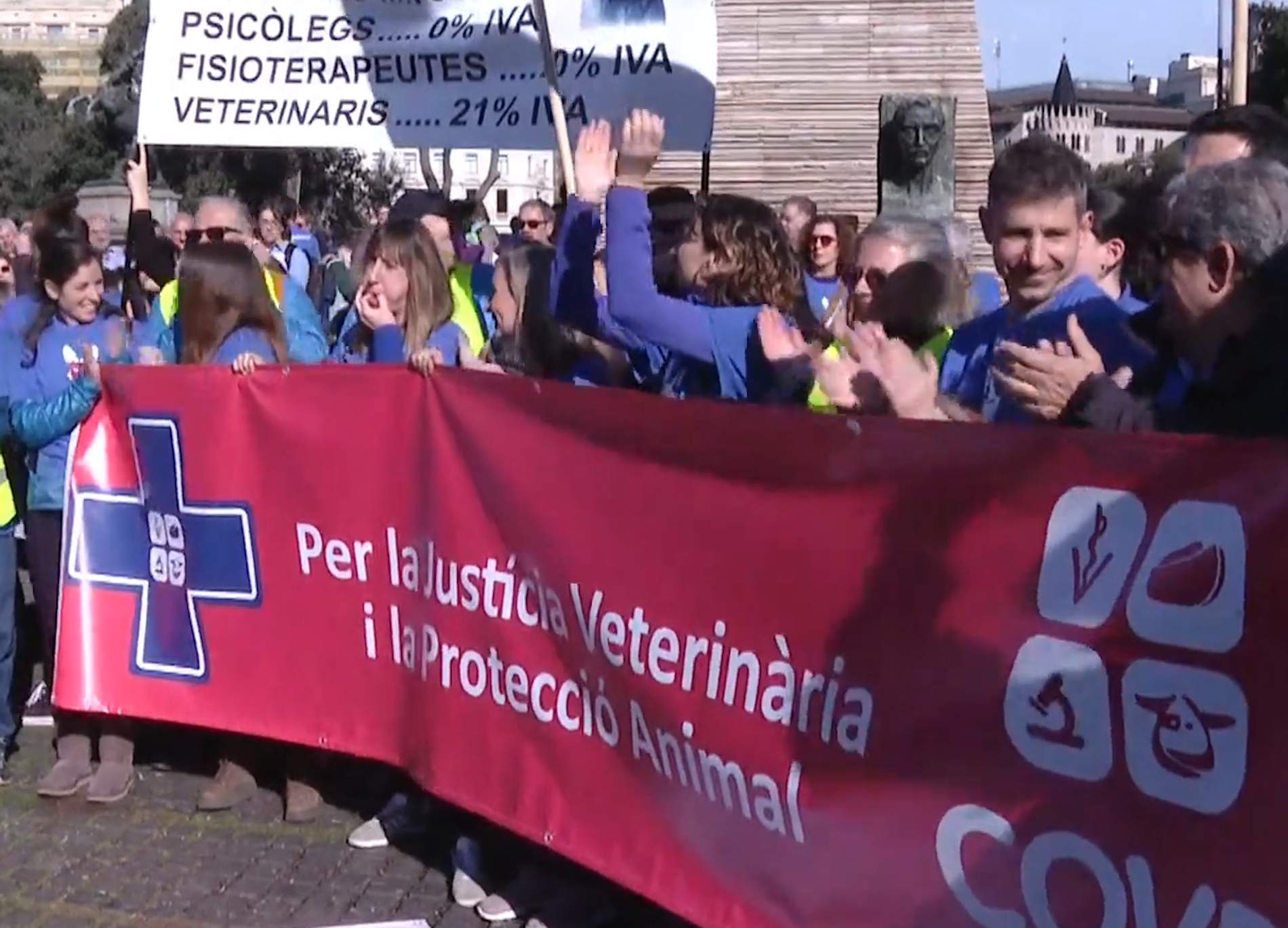 Veterinaris, propietaris i gossos protesten contra la nova llei dels medicaments i l'IVA abusiu