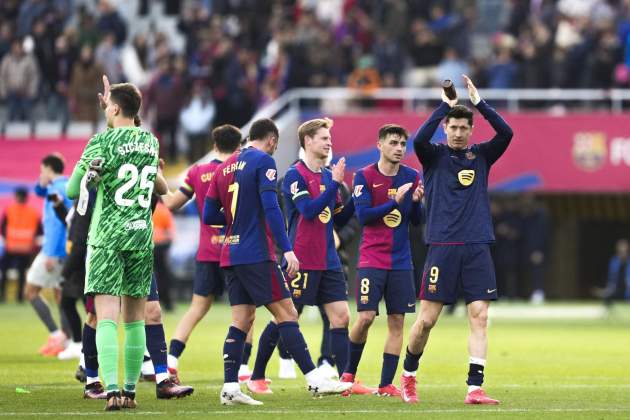 Jugadores Barça aplaudiendo / Foto: EFE