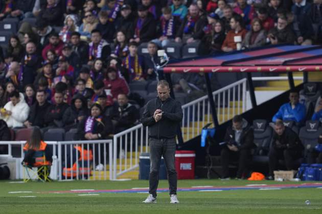 Hansi Flick mirando reloj Barça / Foto: EFE