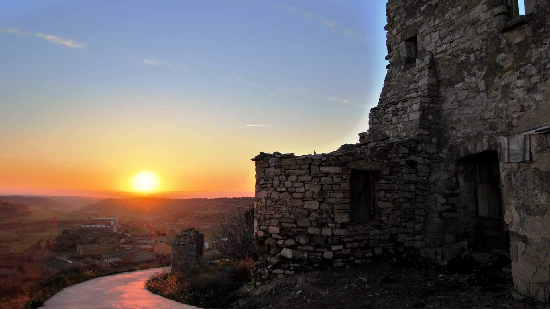 Aquest és el poble més bonic per visitar a Catalunya al febrer: amb un castell templer!