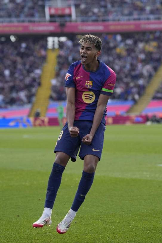 Lamine Yamal celebra durant el Barça - Alabès / Foto: EFE