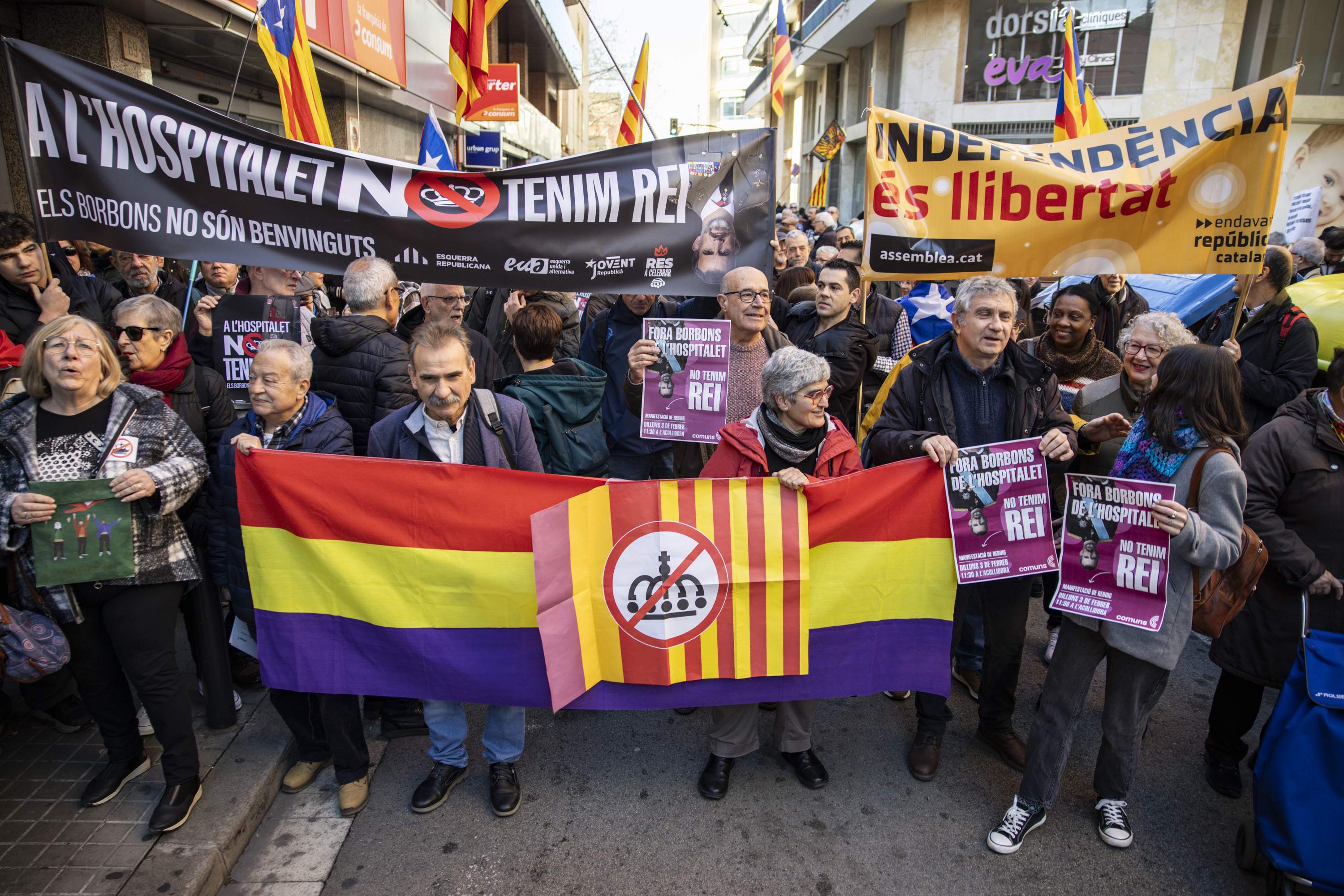 Protesta a l'Hospitalet per la visita de Felip VI: "El Borbó no hi pinta res"