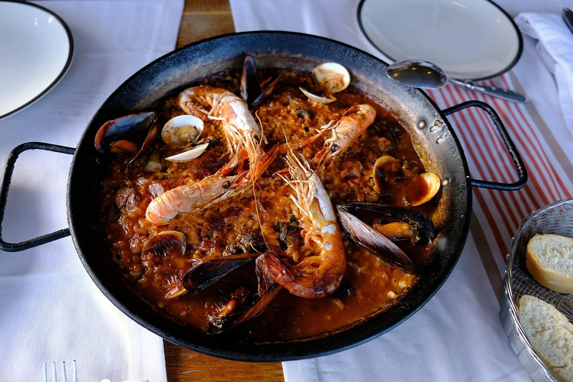 El socarrat de la paella: tant irresistible com perillós per a la salut, segons un recent estudi