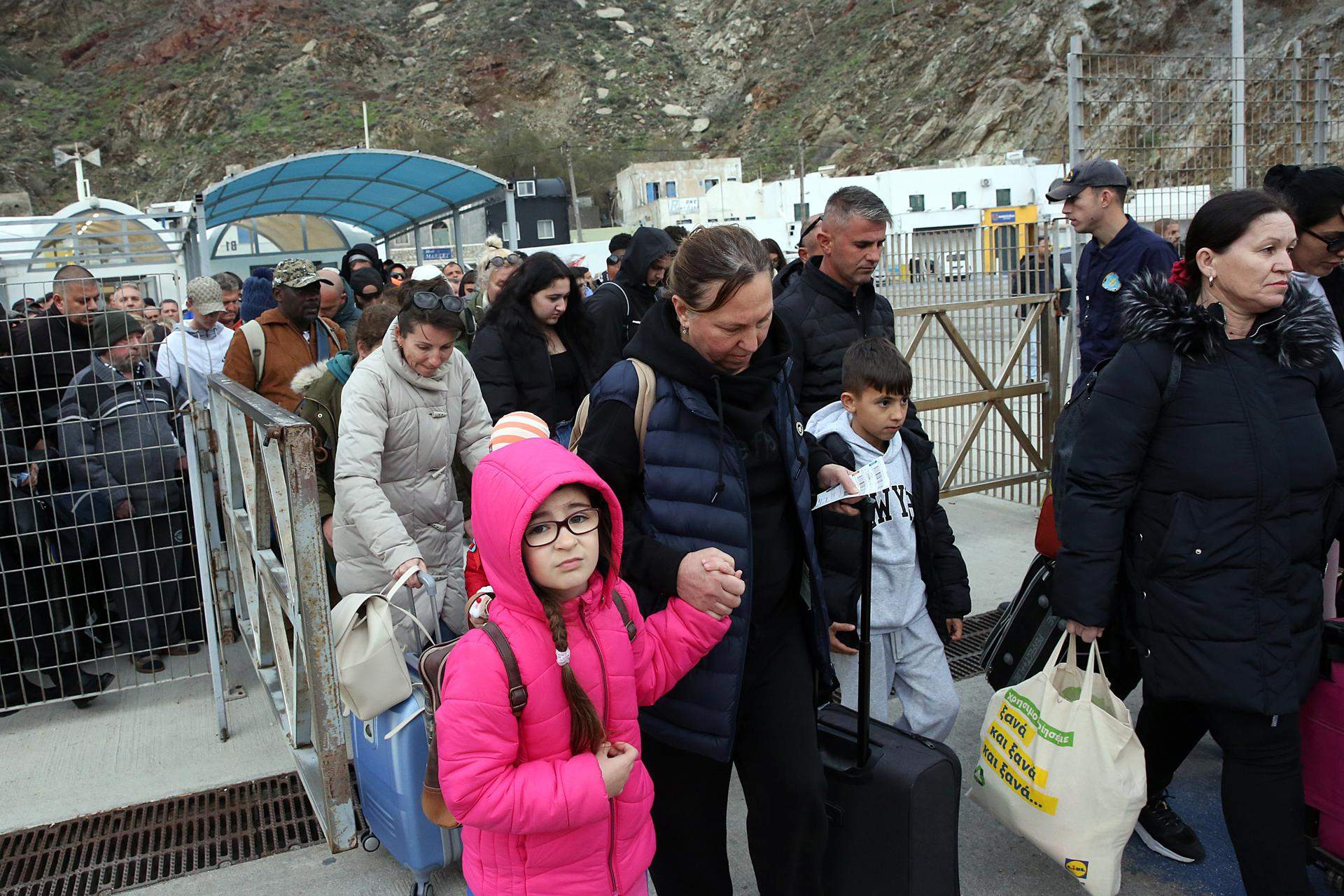 El pánico se extiende en Santorini y la mitad de la población huye ante la escalada de terremotos