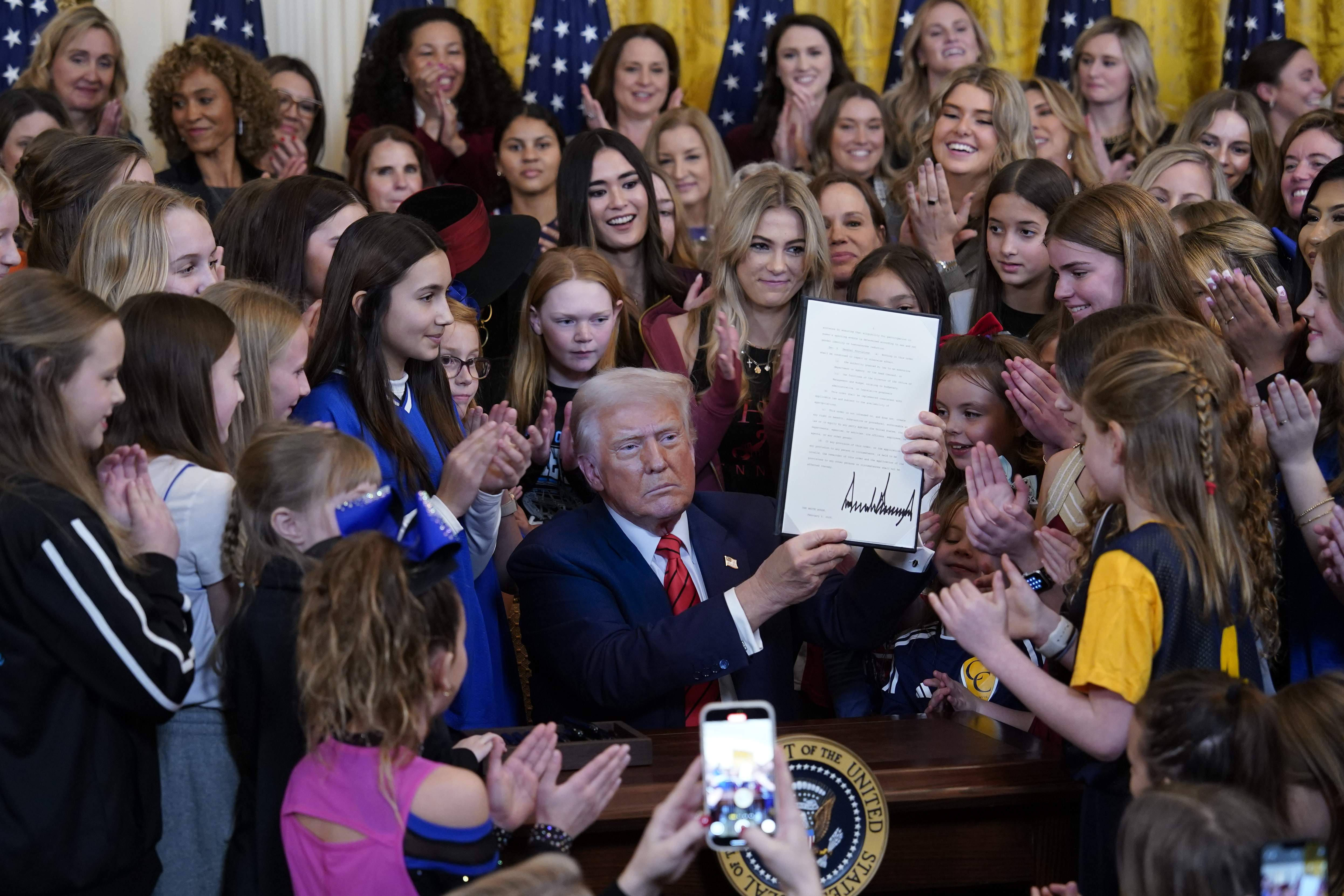 Trump firma una orden para prohibir a las mujeres trans competir en deportes femeninos