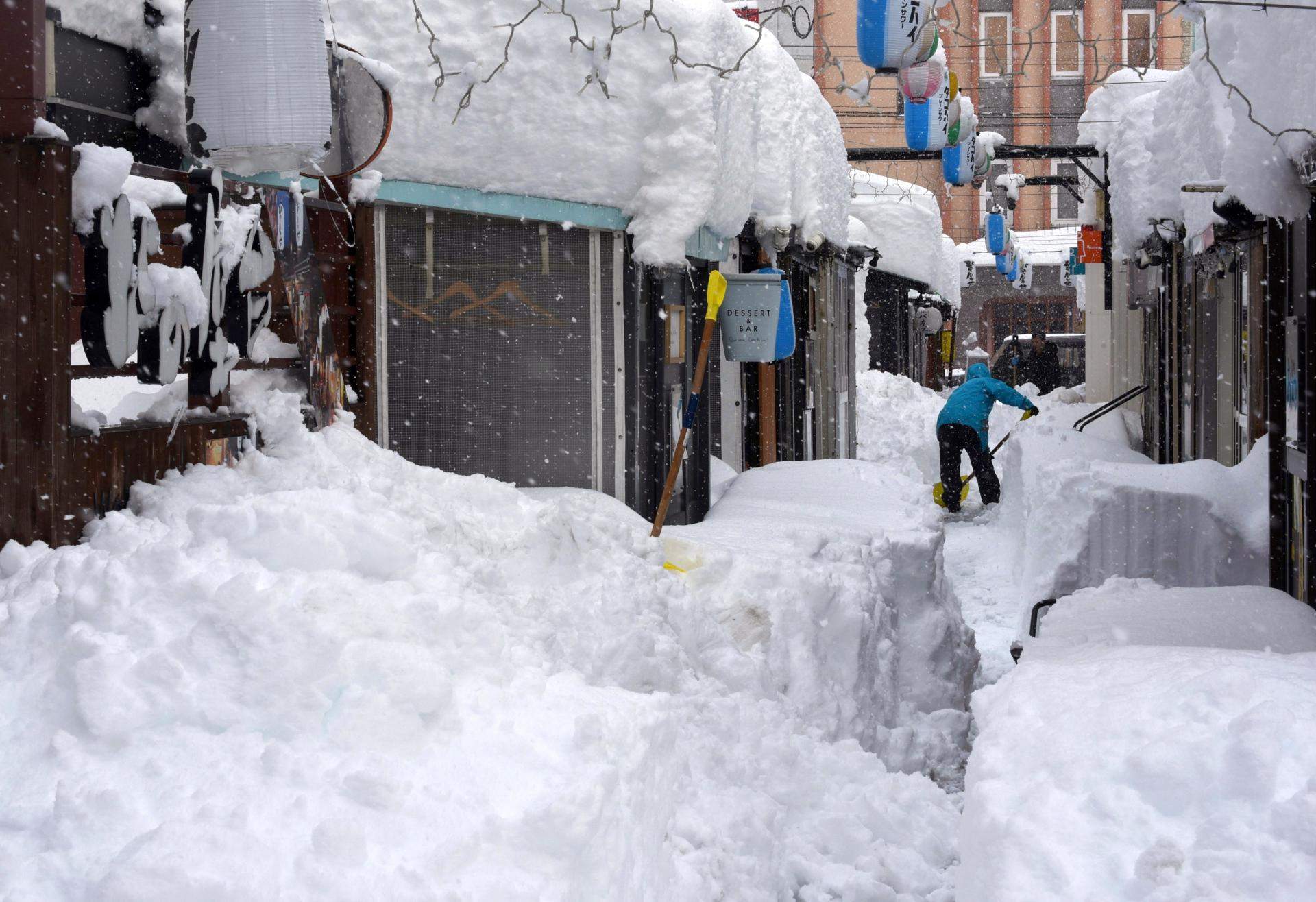 Espectaculares nevadas por encima del metro de grosor colapsan el norte de Japón