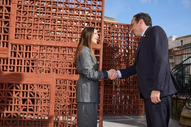 El presidente del Parlamento, Josep Rull, con la presidenta del parlamento vasco, Bakartxo Tejeira